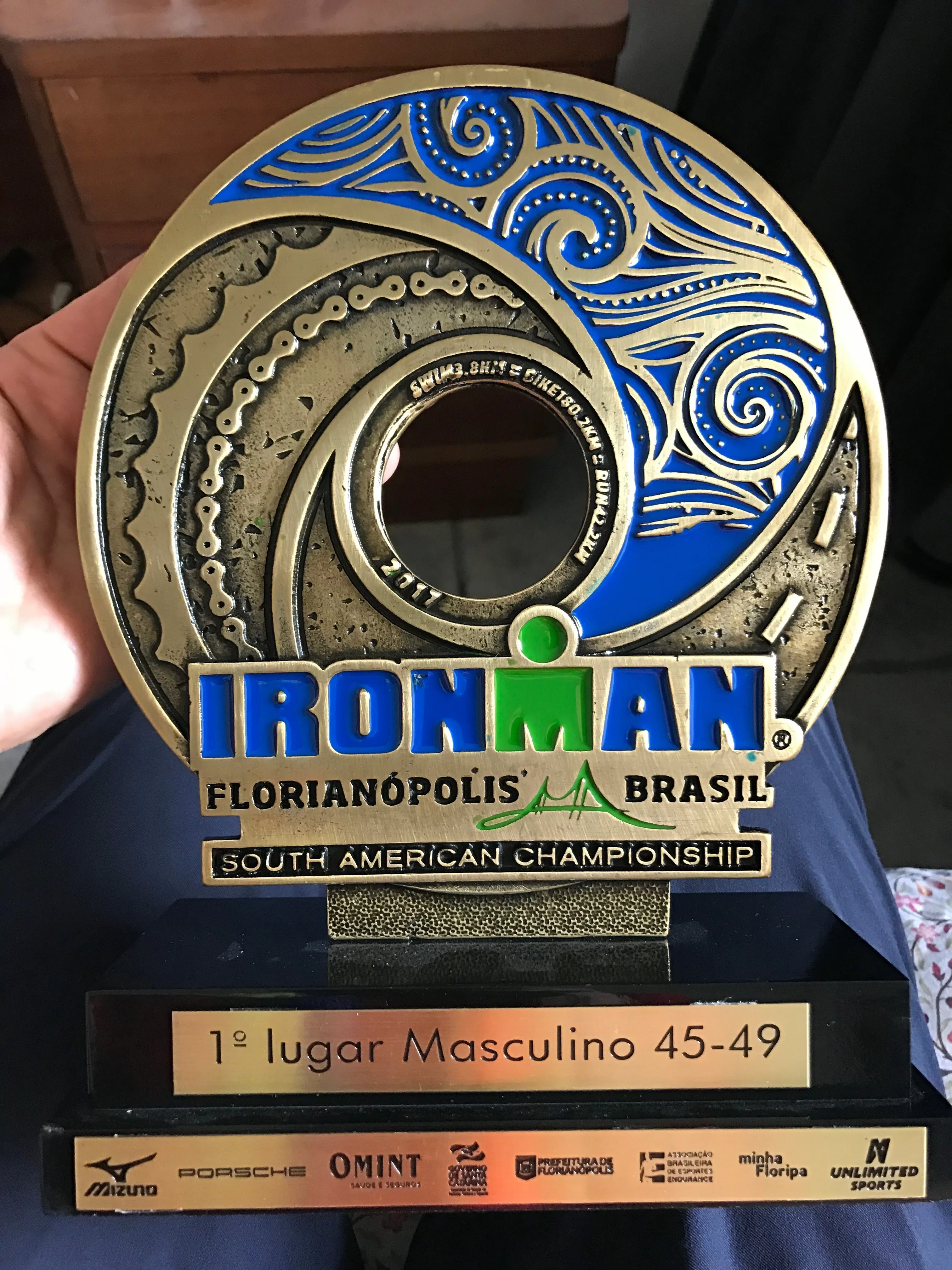 Кубок за 1 место в группе на Ironman Florianopolis