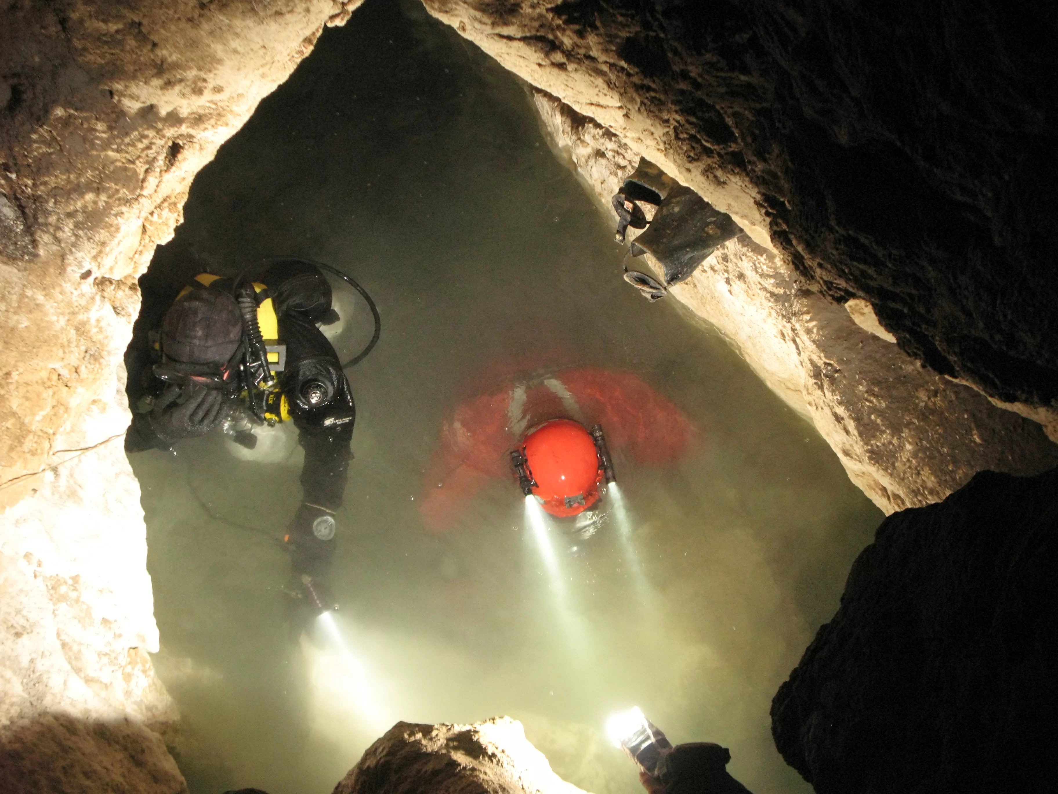 В одной из бе...</a>
</p>
<p>
	Пещерами серьезно занимался 25 лет , начав с маленьких Урало -Сибирских дырок и добравшись до дважды установленным нашей командой мировым рекордом глубины в пещере Крубера - Воронья в Абхазии, жизнью по 26 дней глубоко под землей и далеких глубоких затопленных пещерных систем.
</p>
<p>
	<a  href=
