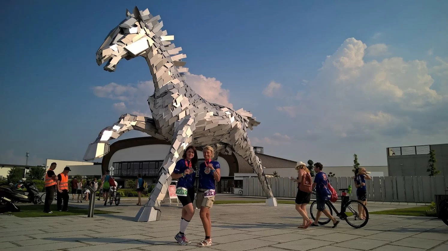 Скульптура скачущей лошади в Шаморине
